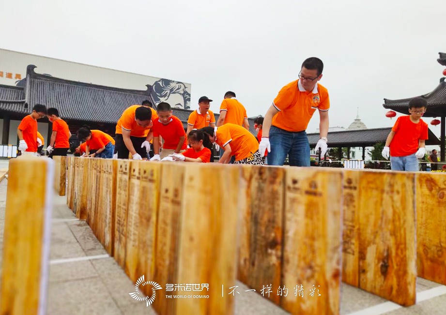  1万块多米诺骨牌，总长2500米！象山影视城“演绎”长征路