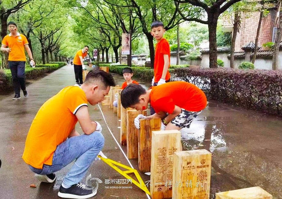  1万块多米诺骨牌，总长2500米！象山影视城“演绎”长征路